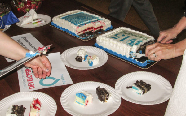 Serving the #wp15 cakes. The Gutenberg cake was the white cake and the WP Anniversary cake was the chocolate cake.